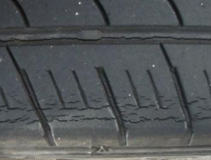 タイヤにひび割れ S トラックタイヤ交換ドットコムの運営会社 愛知県小牧市の東海タイヤセンター株式会社では トラックのタイヤ交換 を中心に車両のメンテンスなども実施しております